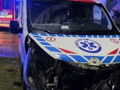 Zderzenie karetki i osobówki w Dąbrowie, w powiecie mogileńskim. Dwie osoby w szpitalu