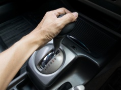 Każdy kierowca automatu robi to w korkach. Mechanicy łapią się za głowę