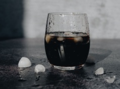 „Colę wolę z Norwegii”, czyli jak rząd próbuje wychować Polaków podatkami