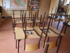 Nauczyciele nie chcą "godzin basiowych". Polonistka: To śmierć szkolnych wycieczek