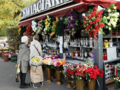 Przed 1 listopada ruszyły kontrole. Uważaj, jaki stroik stawiasz na grobie. Mandat to 5 tys. zł