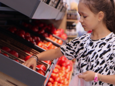 Zwróciła dziecku uwagę w supermarkecie. Reakcja ojca "bezcenna"