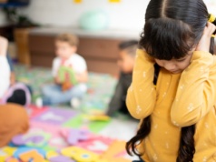 Niebezpieczna zabawa w szkołach. Efektem zamroczenie i zawroty głowy