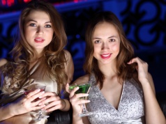 Młode, atrakcyjne kobiety okradają samotnych mężczyzn w popularnej wśród Polaków stolicy