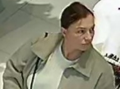 Zniknęła odzież, ktoś usunął sklepowe zabezpieczenia. Policja szuka kobiety ze zdjęcia