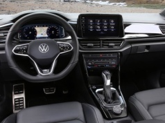 Podwyższony Volkswagen kosztuje dziś 107 490 zł. Dopłać 4 200 zł, a Toyota straci argumenty