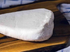 Kupiłeś ten ser w Auchan? Natychmiast oddaj, chodzi o szkło i tworzywo sztuczne