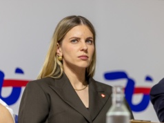 Matki nie dostaną pieniędzy od państwa, bo pracowały. Ministerstwo pracy zabiera głos