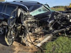 Wypadek na drodze Opatówek-Koźminek. Samochód uderzył w drzewo