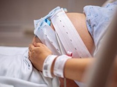 "Po poronieniu słuchała jak ja rodzę". Jest projekt zmian opieki okołoporodowej