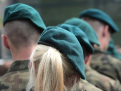 "Może golić głowę" - MON zmienia zasady ws. żołnierzy kobiet