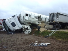Zderzenie ciężarówek na drodze powiatowej. Trudna akcja strażaków