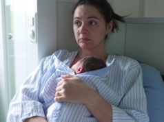 "Jeszcze będziesz miała tyle powodów do płakania". Brutalna rzeczywistość na porodówkach