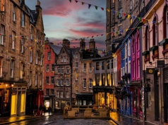 To miasto jest najpiękniejsze jesienią. Dolecimy tu z sześciu lotnisk w Polsce