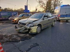 Z pasa do jazdy na wprost skręcił w lewo. Po zderzeniu z oplem dziecko trafiło do szpitala