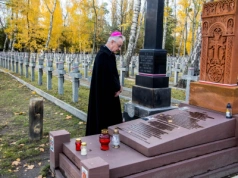 Warszawa: bp Lechowicz modlił się na Cmentarzu Wojskowym na Powązkach