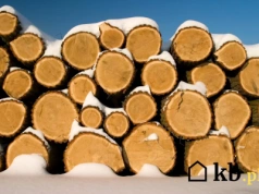 Nie przykrywaj drewna w ten sposób! Stracisz całą jego wartość opałową