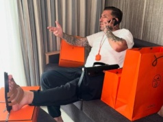 Sentino z życzeniami, k***a, dla fana z chorobą Tourette’a