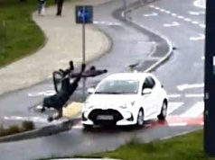 Zderzenie z rowerzystą na przejeździe. Policja: nie ustąpił kierującej pojazdem