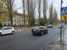 Olsztyn. Brak pasów przy SP nr 5 na al. Sybiraków. Rodzice uczniów alarmują: „To skrajnie nieodpowiedzialne!”