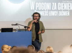 "Z głową w gwiazdach". Spotkanie z Karolem Wójcickim w auli PM i na Wałach Chrobrego