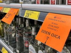 Zakaz alkoholu online i na stacjach. Sieci handlowe wściekłe na rząd