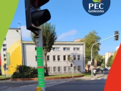 Widoczność ratuje życie. PEC Gniezno rozdaje 2000 zielonych opasek odblaskowych