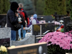 Czy na zwolnieniu lekarskim można iść na cmentarz? Sprawdź ten szczegół przed wyjściem z domu