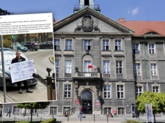 Polacy rzucili się na pomoc bezdomnemu. Urzędnicy wyjaśniają, jak wygląda jego sytuacja