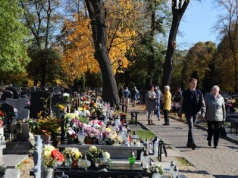 Nawet 500 zł mandatu. Uważaj, co stawiasz na grobie