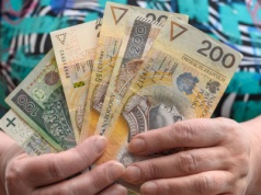 Około 1000 zł dodatku do emerytury. Komu przysługuje świadczenie Mama 4 plus?