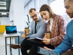 Firmy coraz chętniej zatrudniają po cichu. Ukryty rynek pracy rośnie w siłę