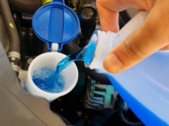 Przez 1 mały błąd przy wlewaniu płynu do spryskiwaczy można uszkodzić auto!