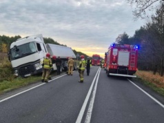 DK74 w Jaksonku utrudnienia po zderzeniu dwóch ciężarówek