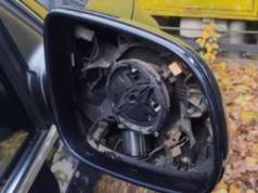 Ukradli mu lusterko na Sadybie. "Nie zauważyłeś kamer w aucie obok"