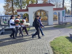 Młodzież z Kamionki pomaga odwiedzającym cmentarz parafialny