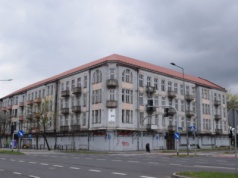 Przechodnie nie reagowali – zadziałał monitoring miejski. Wandale niszczący elewacje “Domu Księcia” zatrzymani