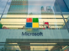 Microsoft na fali. Awaria serwerów i obawy o AI nie powstrzymały korporacji