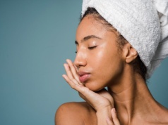 Spadek jędrności skóry w okolicach dolnych powiek – jak zredukować efekt „worków” pod oczami?