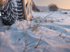 Opony zimowe vs. całoroczne: co wybrać, jeśli jeździsz głównie po mieście?