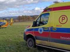 Operator koparki wjechał w pracownika gospodarstwa