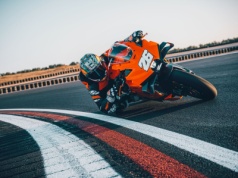 KTM 990 RC R 2026 wywołuje opad szczęki. To bestia uwolniona z toru wyścigowego