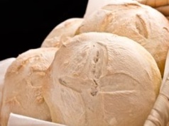 Przed laty wypiekano chlebki zaduszne i zanoszono na cmentarz. Zaskakujące, co tam z nimi robiono