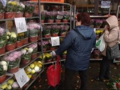 Wszystkich Świętych. Sprawdziliśmy ceny kwiatów, zniczy i stroików