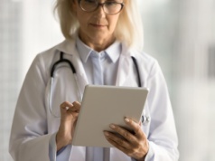 Ministerstwo Zdrowia dyskutuje zmiany w płacach lekarzy