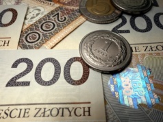 ​Średni przelew na konto emeryta to 982 zł. ZUS już przesyła pieniądze