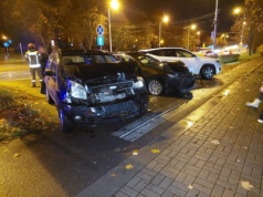 Ford uderzył w hondę, ta zaś w hyundaia. Zderzenie trzech aut przed przejściem dla pieszych