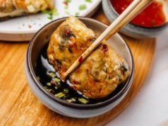 Gdy mam ochotę na coś azjatyckiego robię te pierożki. Są idealnie chrupkie, a w środku czeka pyszny farsz