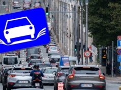 Samochód ze "skrzydłami" pojawił się na autostradach. Co oznacza ten nietypowy znak drogowy?