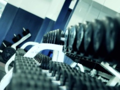 Nastolatkowie weszli na siłownię. Byli kompletnie pijani